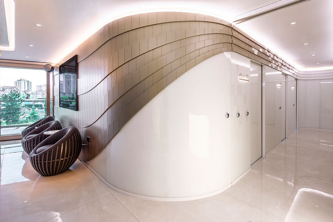 Aksmimarlikinsaat-Clinic-Estetik-Dis-Hekimi-06-lounge-corridor-luxury-smooth-design