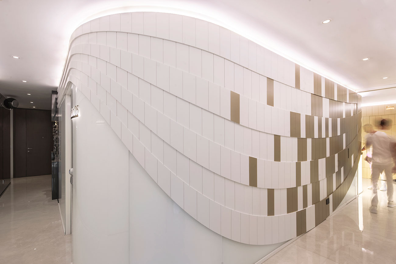 Aksmimarlikinsaat-Clinic-Estetik-Dis-Hekimi-07-white-bronze-interior-facade-smooth
