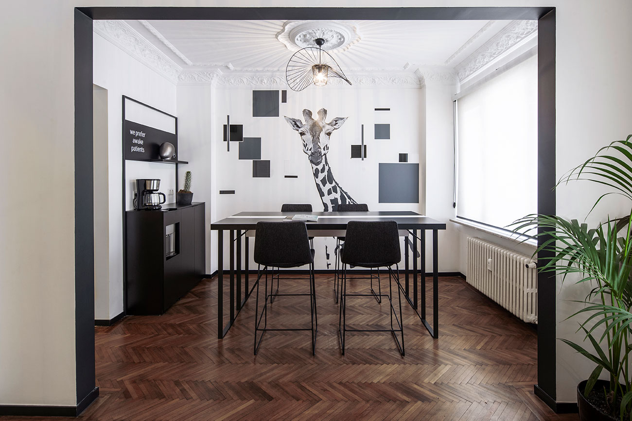 mob-Cihangir-Clinic-03-kitchenette-lounge-design-giraffe-graphics