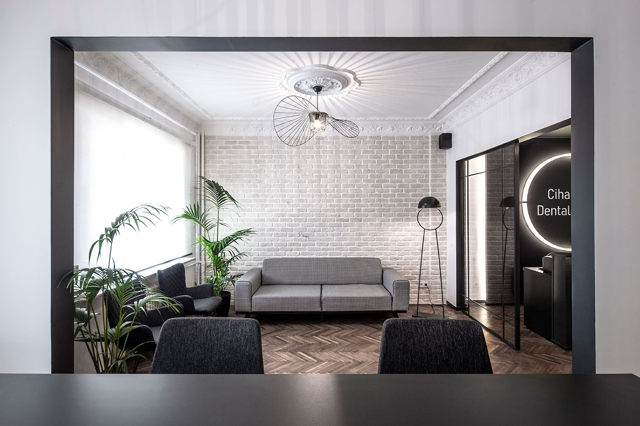 mob-Cihangir-Clinic-04-lounge-design-green-interior-brickwall