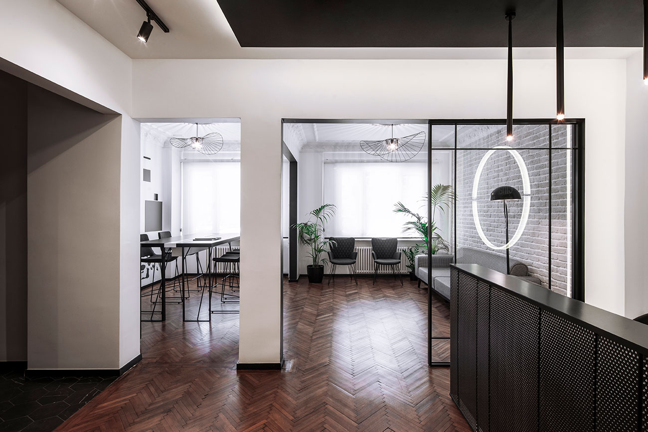 mob-Cihangir-Clinic-06-lounge-plants-contrast-interior