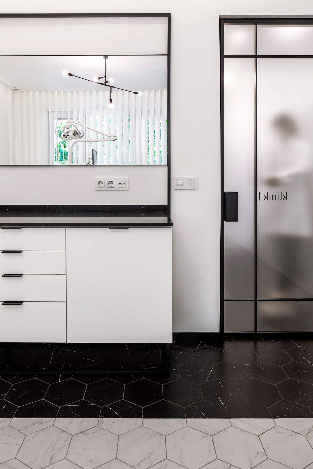 mob-Cihangir-Clinic-12-dental-box-design-black-white